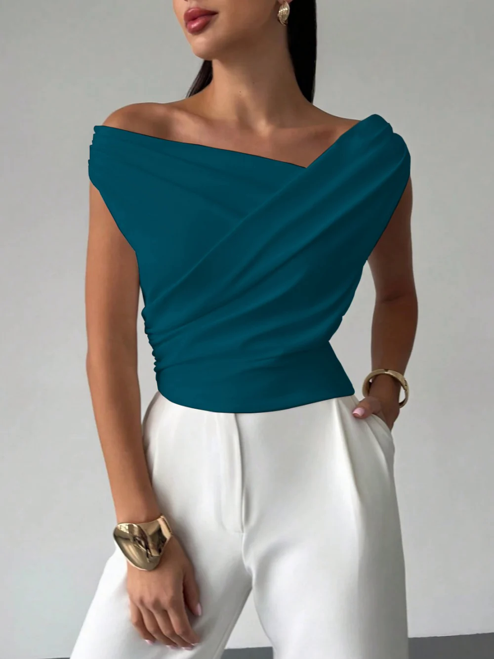 Off-shoulder fitted sleeveless crop top